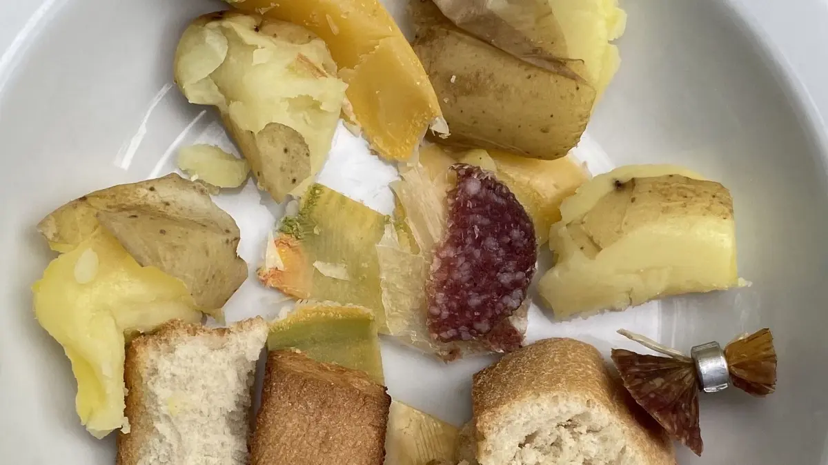 Essensreste, zum Bespiel wie hier alte Brotreste, gekochte Kartoffeln, Wurst- oder Käsestücke, gehören in den Biomüll und weder in die Toilette noch auf den Kompost – dort ziehen sie Ratten an.