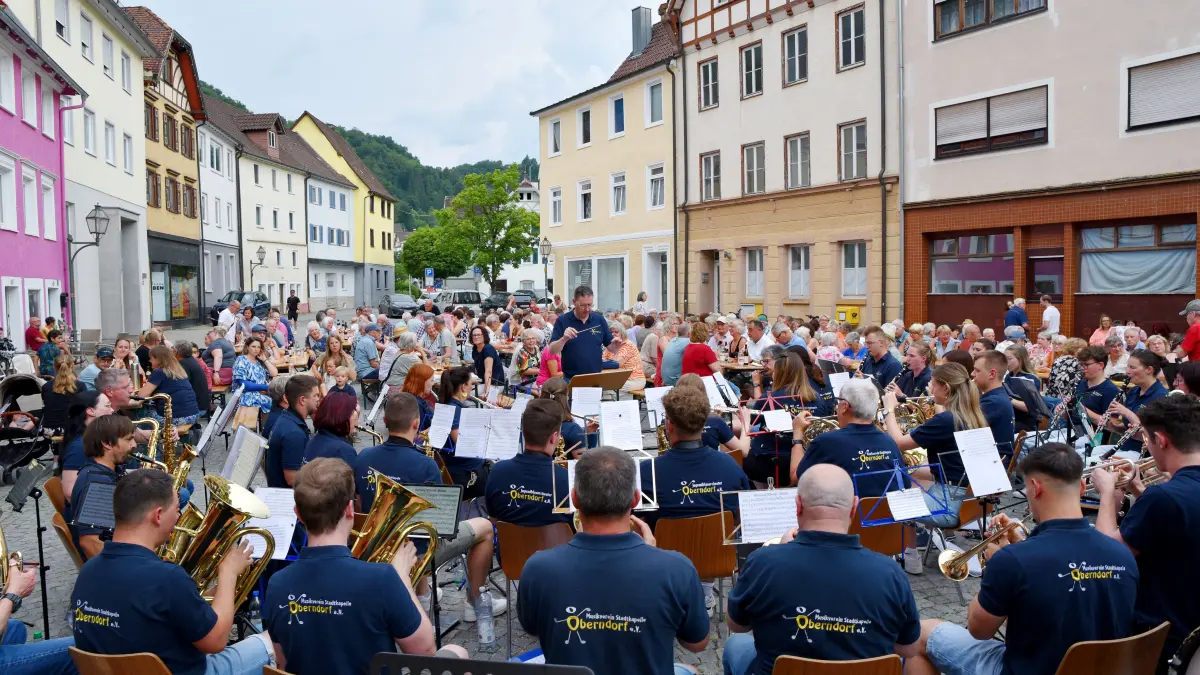 Die Stadtkapelle Oberndorf sorgt beim zweiten Serenadenkonzert 2026 auf dem Schuhmarktplatz für Stimmung.