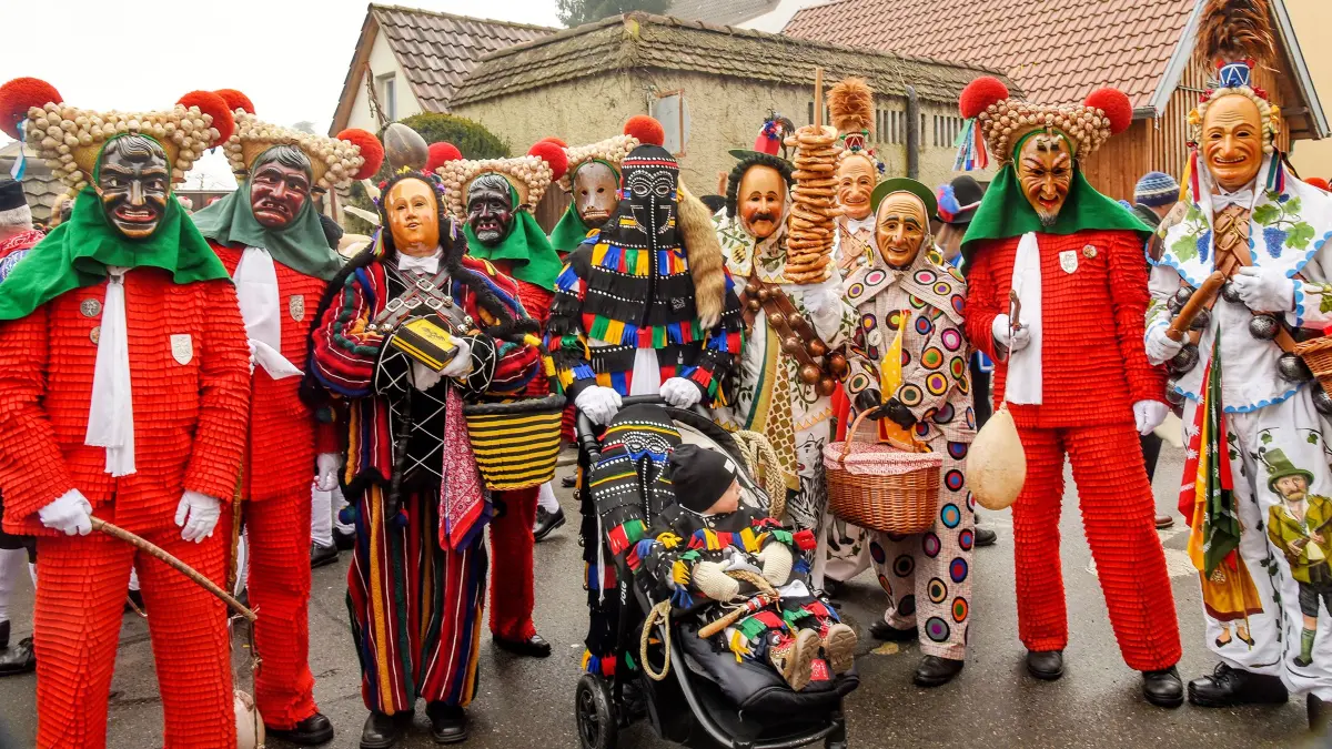 Beim 21. Narrentag des Viererbunds der "Rebellenzünfte" Rottweil, Oberndorf, Elzach und Überlingen treffen sich Narren aller vier Zünfte in Oberndorf a.N.
Bild: Schuttig (E), Fransenkleid. (R), Hänsele (Ü), Hansel (O), Biß (R), Schantle (O)