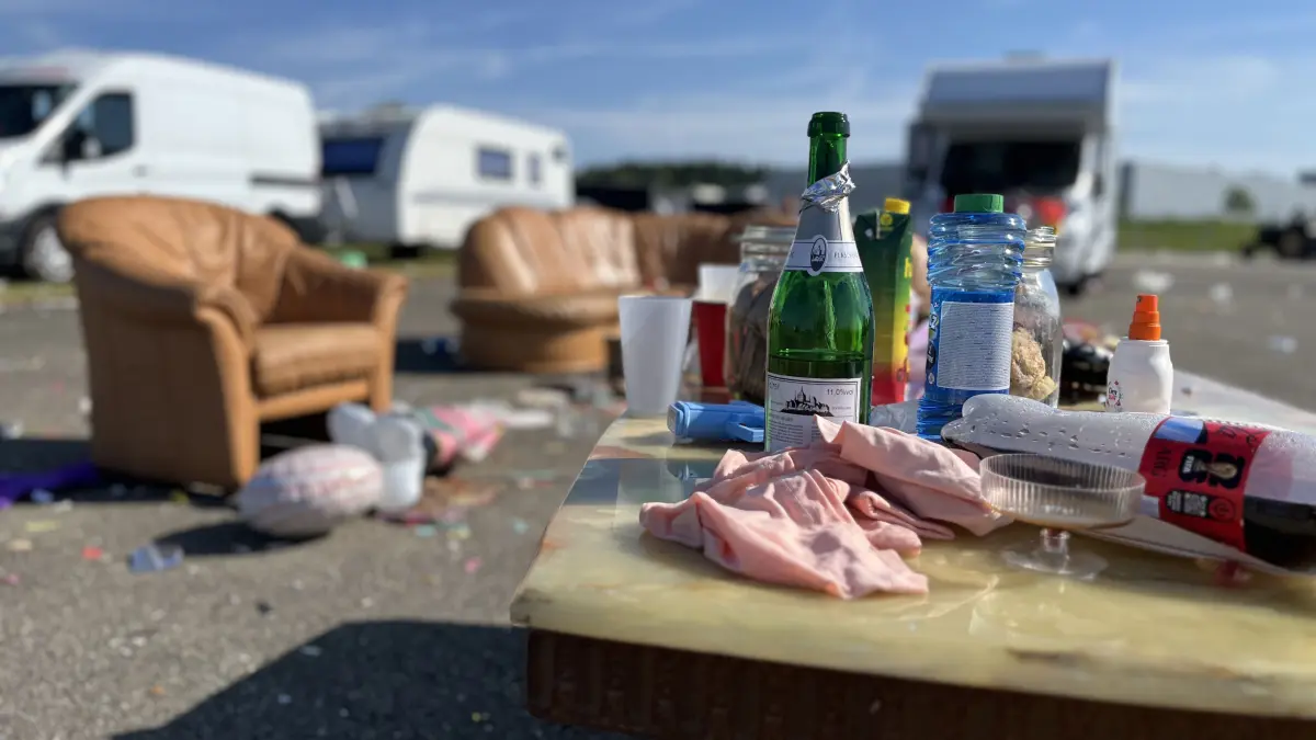 Nach dem Southside-Festival 2026 bleiben wieder tonnenweise Müll liegen.