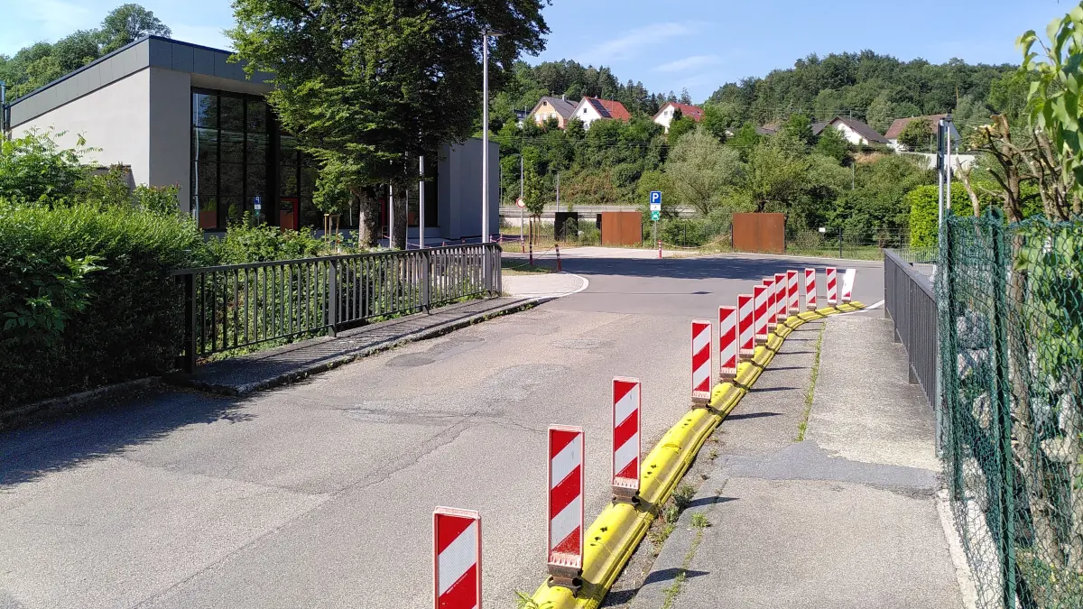 Noch sieht der Gehweg an der Brücke über den Triebwerkskanal zur Kita und Grundschule Fischingen reichlich provisorisch aus. Das soll sich jedoch bald ändern.