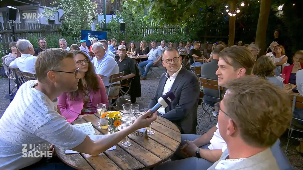 Im Biergarten des Saidtenhofs diskutierten Politiker, Landwirte und Konsumenten über den Zustand der Landwirtschaft. SWR-Moderator Florian Weber im Gespräch mit Grünen-EU-Politiker Michael Bloss.