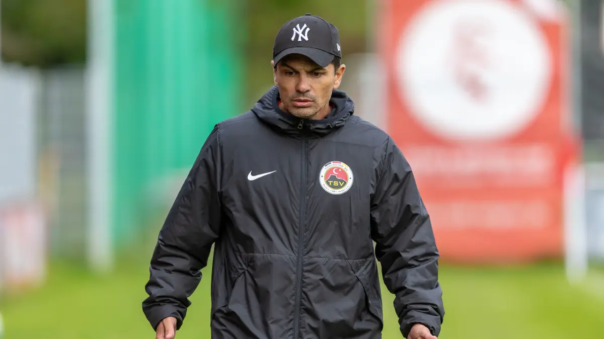 Portrait Ali Guenes (TSV Singen, Chef-Trainer) frontal Emotionen,
GER, 1. Goeppinger SV vs. TSV Singen, Fussball, Oberliga BW, 10. Spieltag, Spielzeit 2025/2026, 27.09.2025,
Foto: Eibner-Pressefoto/Jani Pless