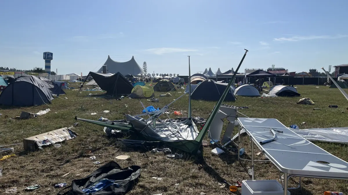 Nach dem Southside-Festival 2026 bleiben wieder tonnenweise Müll liegen.