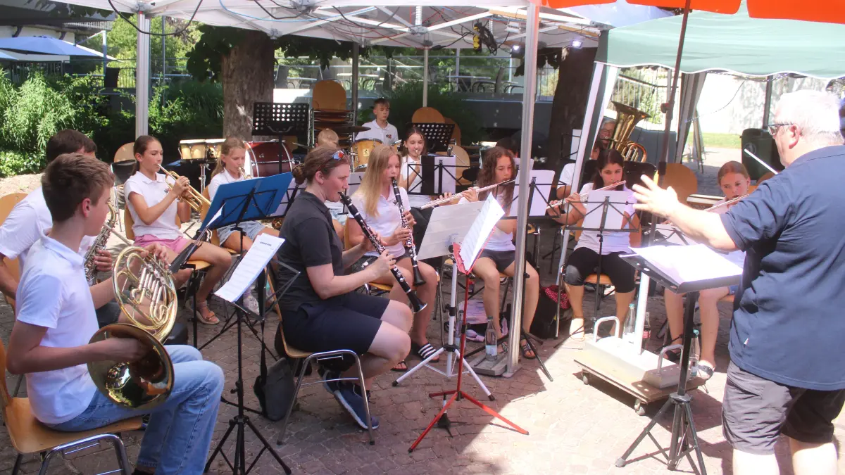 Die Nachwuchsmusiker der Stadtmusik Rheinfelden, RABO genannt, bei ihrem Auftritt am Samstagnachmittag unter der Leitung von Dirigent Holger Gertz (rechts).