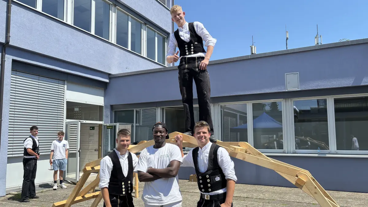 Zimmerer mit gebautem Dach