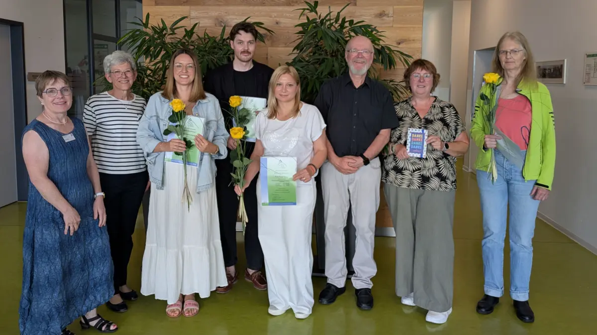 Tonio Paßlick und seine Stellvertreterin Erna Erbe gratulierten Verena Sauter (Dritte von links), Moritz Büchsel (Vierter von links), Oana Vasiu (FÜnfte von links) und Anne Rühl (ganz rechts). Die ehemalige Koordinatorin der Gruppe, Silvia Böheim (Zweite von links), hatte den Qualifizierungskurs organisiert. Elke Görnt-Au hatte die Ausbildung geleitet.