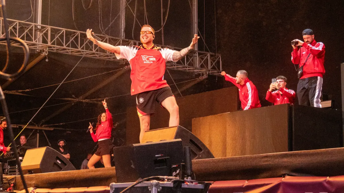 Finch heizt beim Southside Festival ordentlich ein.
