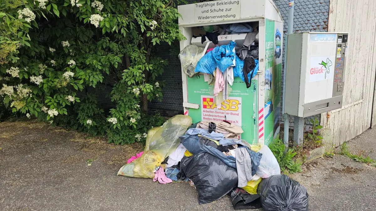 Negativ-Beispiel im Seeweg in Salzstetten: Wenn der Altkleidercontainer voll ist, dürfen die Säcke nicht davor oder daneben abgelagert werden.