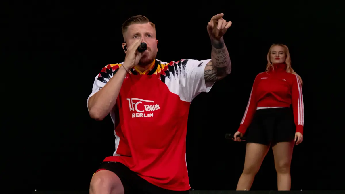 Finch heizt beim Southside Festival ordentlich ein.