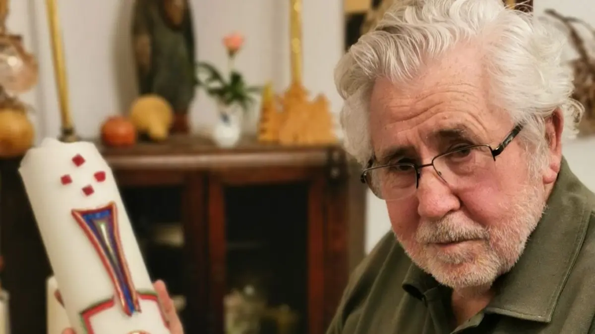 Ludwig Kühn hat bis ins hohe Alter in seiner kleinen Werkstatt im Haus gearbeitet. Hier hat er eine prächtige Kerze hergestellt und verziert.