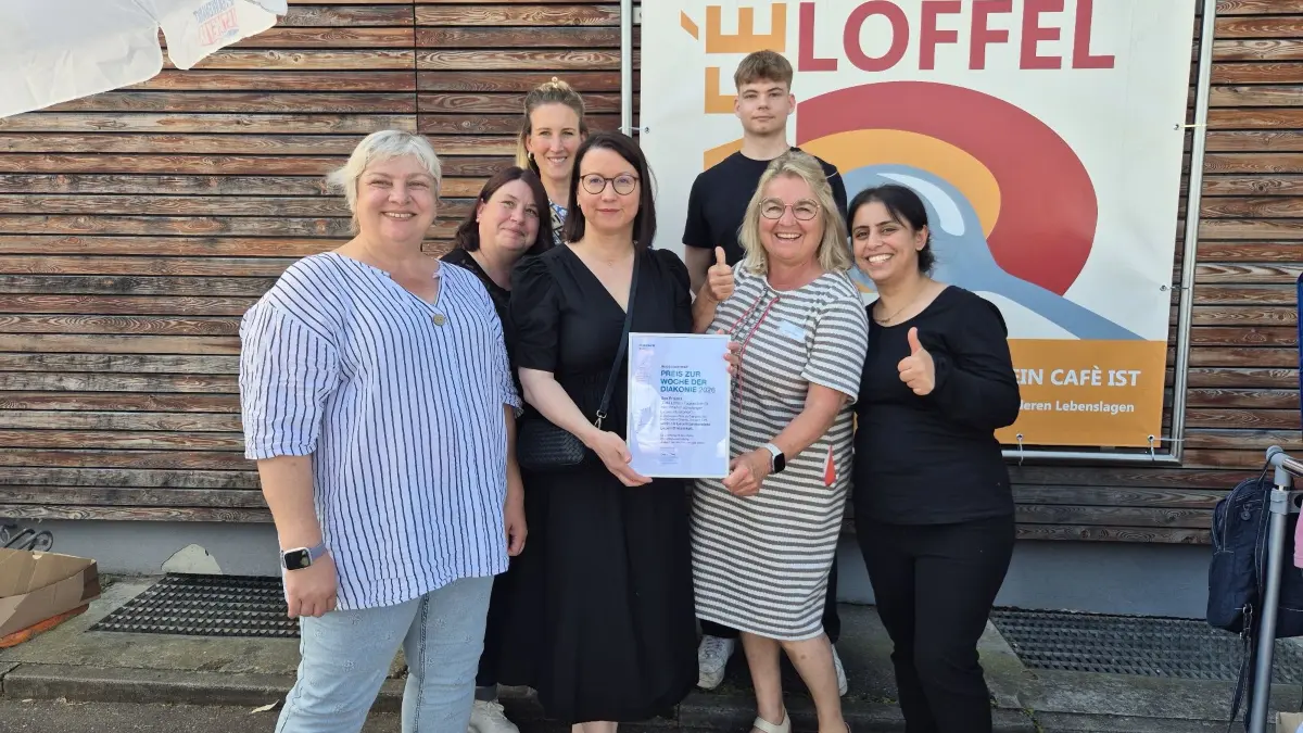Das Foto zeigt die Preisübergabe durch Ivonne Becker vom Diakonischen Werk Baden (Zweite von links) an die Leiterin der Lahrer Dienststelle des Diakonishen Werkes, Ulrike Haeusler (links), Sozialarbeitern Birgit Hügel (Zweite von rechts) und die Sozialarbeiterin Ann-Sophie Walter (Dritte von links). Mit ihnen freuen sich die Hauswirtschafterin Rosi Lohrer (Zweite von links), FSJ-ler Florian Tichelmann (Dritter von rechts) und eine Besucherin.