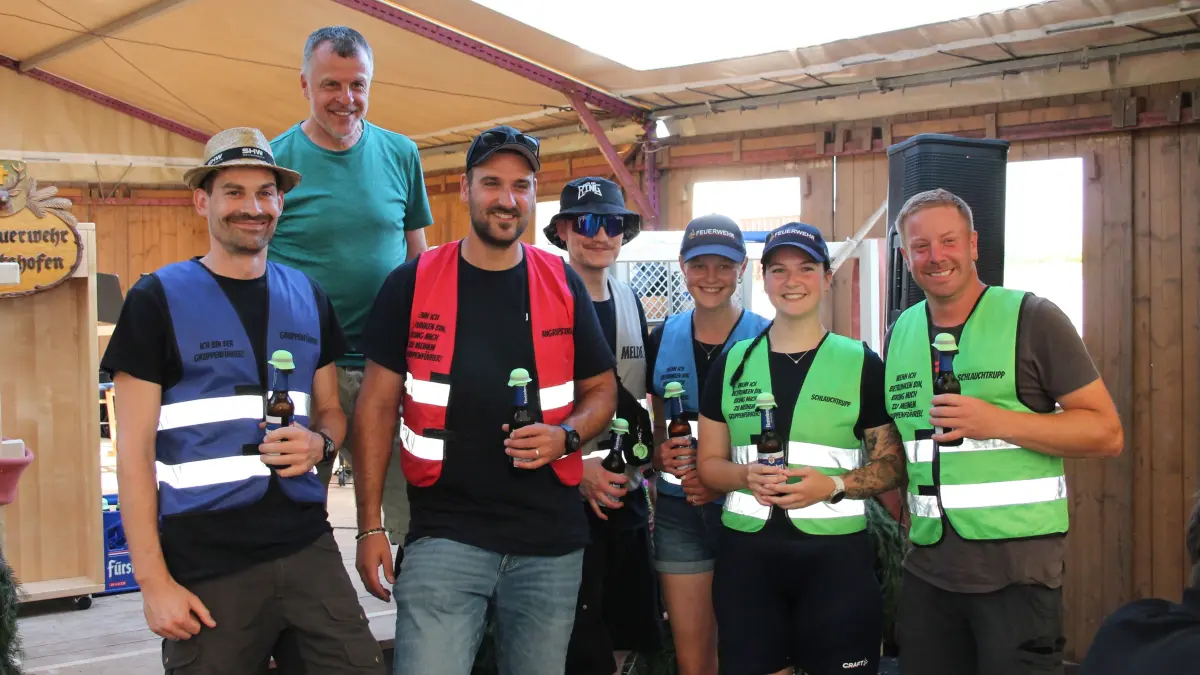 Die Sieger der Gaudi-Olympiade: das Team Abteilung Grüningen/Goldgruppe DS mit Dominik Frauenhofer, Julian Johansen, Fabian Bacher, Lea Wimmer, Vanja Meister und Manuel Rist. Hinten links Initiator Georg Trischler von der Feuerwehr Hubertshofen.