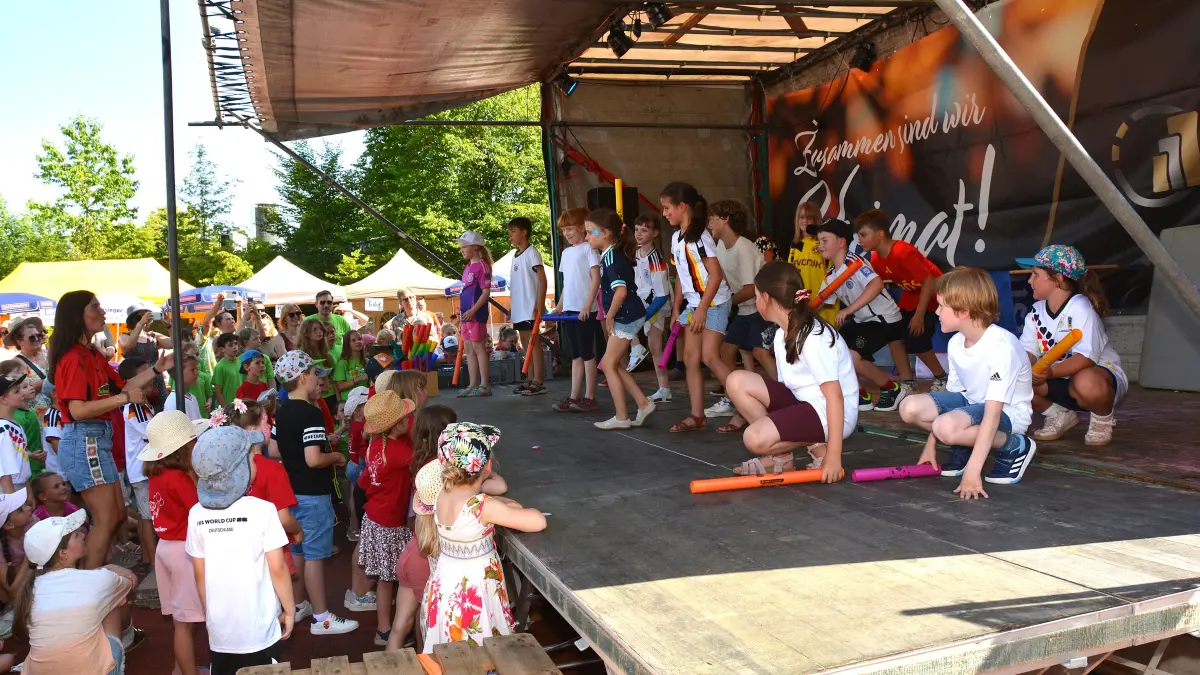 Viel Spaß gab es beim Kinder- und Familiennachmittag auf und vor der Bühne des Dorffestes in Pfaffenweiler mit den Kindern von Grundschule und Kindertagesstätte.