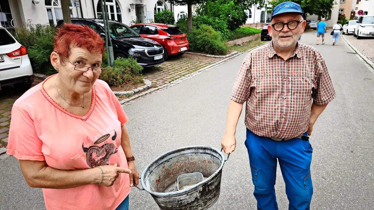 Die Mundelfinger Angelika und Uwe Diekmann verlassen zufrieden den Altstadtfkohmarkt. Sie sind bereits fündig geworden.