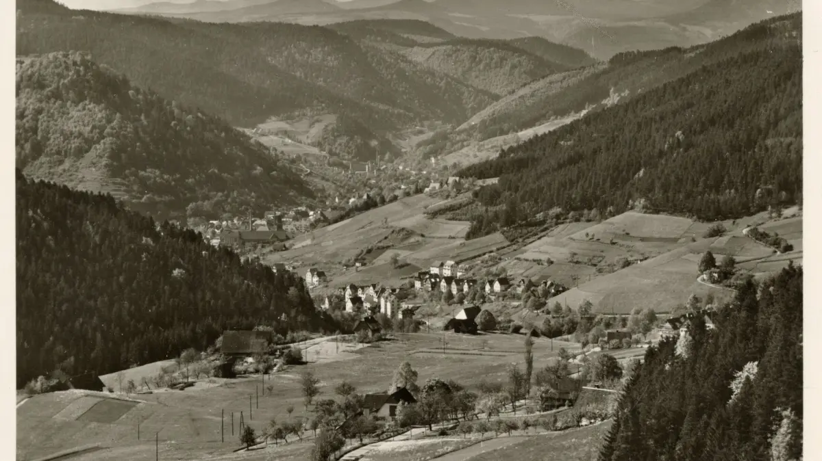 Postkarte von Fotografenmeister Franz Kasenbacher (1898 – 1985) mit dem Blick vom oberen Kirnbach auf Schramberg aus den 1940er-Jahren.