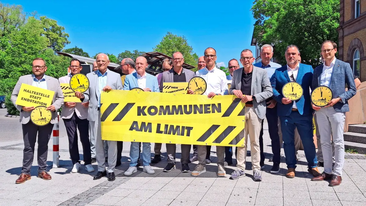 Kommunen am Limit: Die Spitzen der kommunalen Verwaltungen machten bei einem Aktionstag auf die prekäre finanzielle Situation in ihren Städten und Gemeinden aufmerksam.