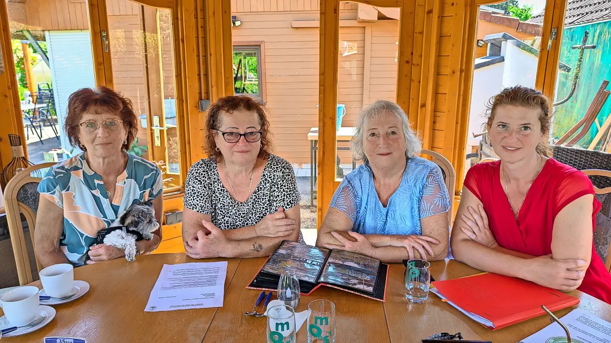 Die Nerven liegen blank: Im Kleingartenverein wehrt sich Melinda Kampf gegen die Räumungsaufforderung des Vorstands. Von links nach rechts: Matilda Damm, Melinda Kampf, Dorian Kampf und Sigrid Kampf.