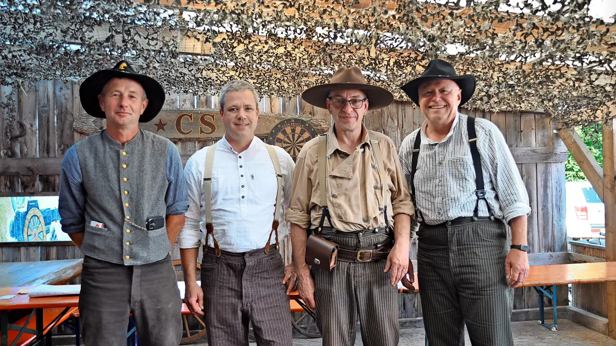 Als Sieger werden folgende Meisterschützen ausgezeichnet (von links): Vorsitzender Andreas Werner sowie die Gewinner Frank Keller, Wolfgang Oberle und Harald Glück.