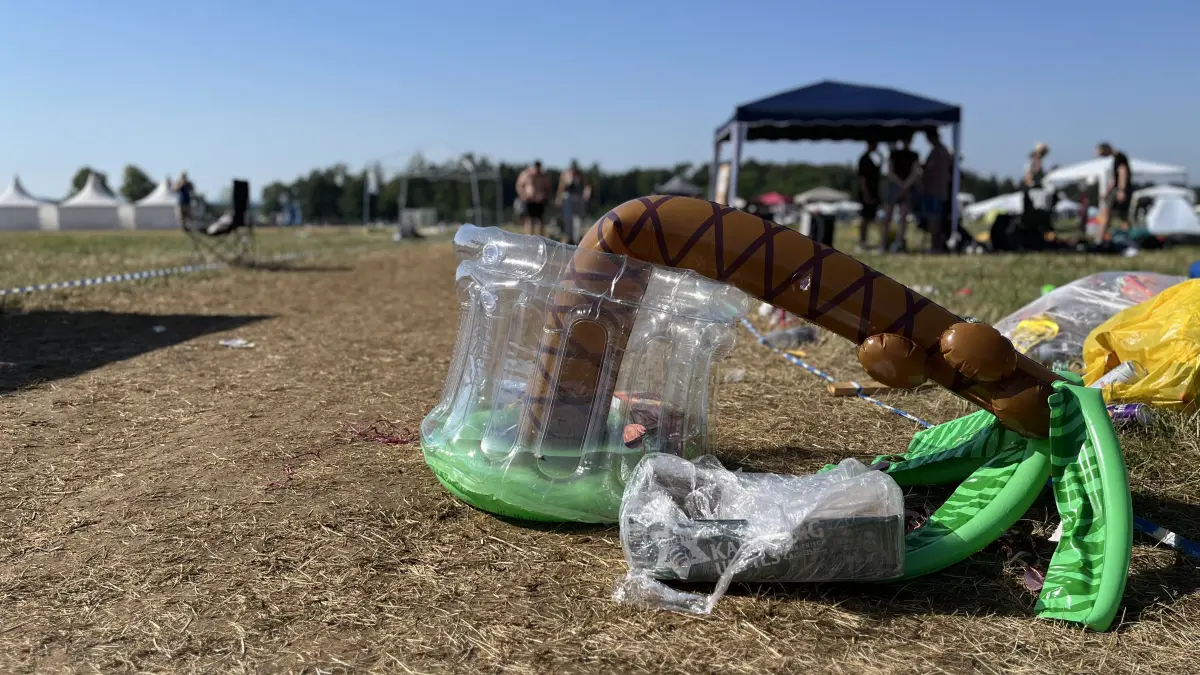 Nach dem Southside-Festival 2026 bleiben wieder tonnenweise Müll liegen.