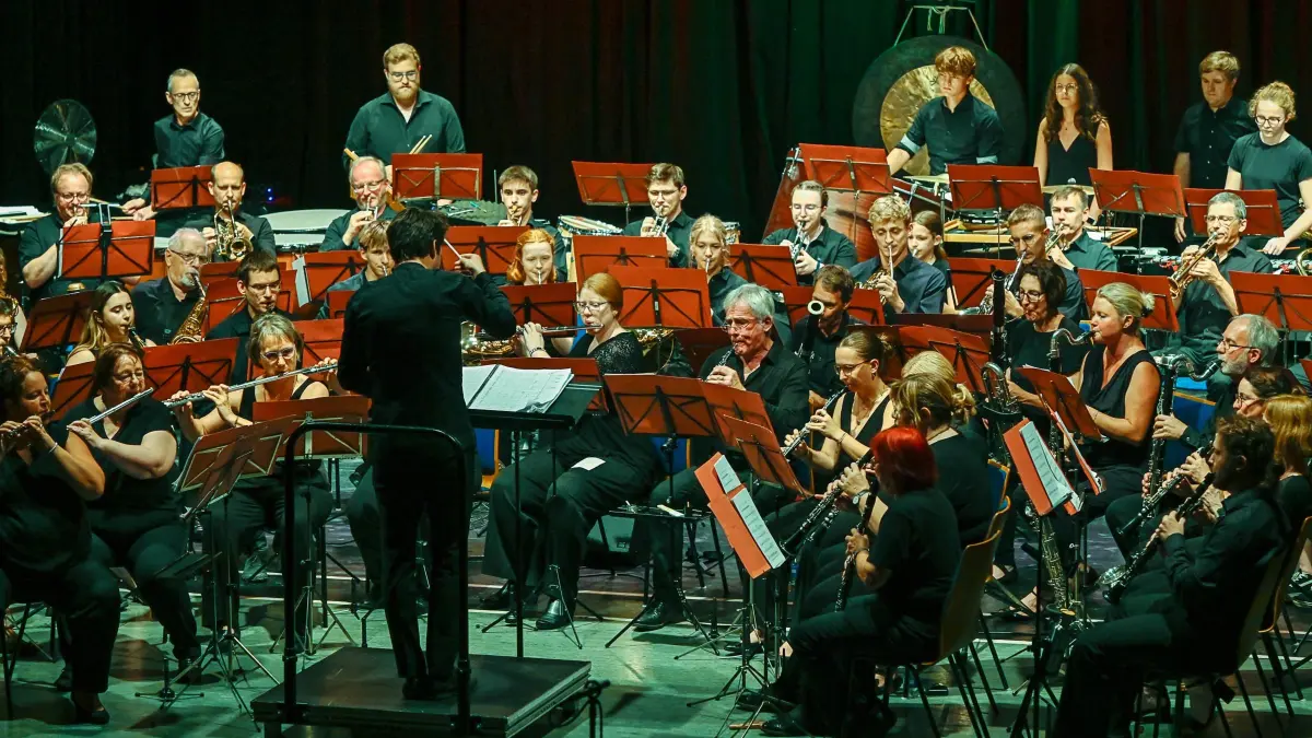Ein „Freundschaftsspiel“ gestalten die Stadtkapelle Lahr und der Gospelchor Golden Harps.