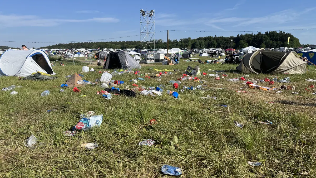Nach dem Southside-Festival 2026 bleiben wieder tonnenweise Müll liegen.