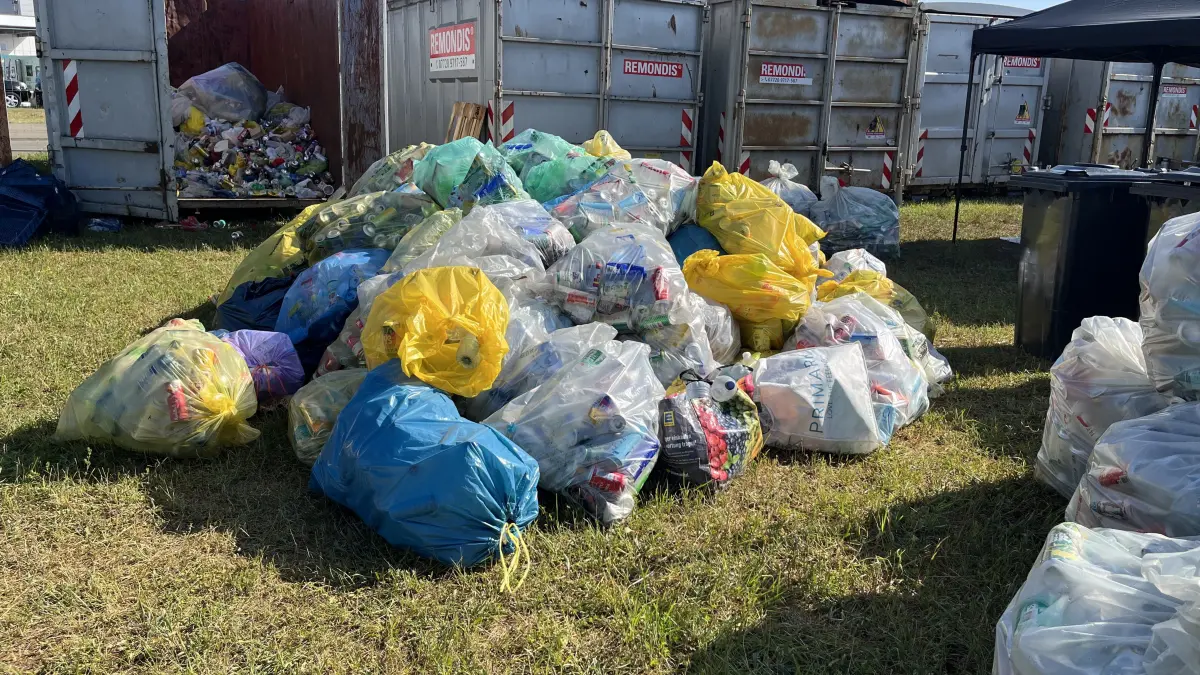Nach dem Southside-Festival 2026 bleiben wieder tonnenweise Müll liegen.