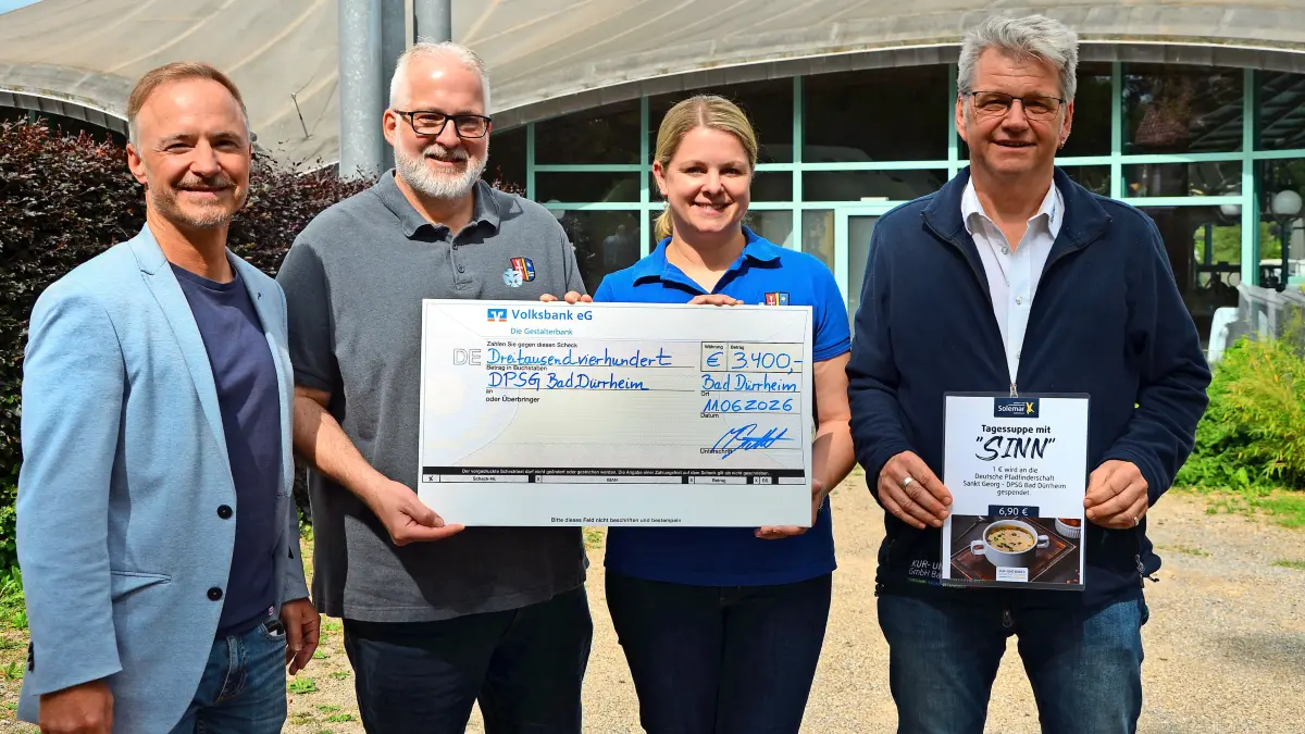 Durch die Aktion „Tagessuppe mit Sinn“ konnten 3400 Euro an die Bad Dürrheimer Pfadfinder übergeben werden. Darüber freuen sich (von links) Kurgeschäftsführer Markus Spettel, Kay Dufner und Tessa Scherzinger von den Pfadfindern sowie Torsten Schuler, Bereichsleiter der Solemar Gastronomie.