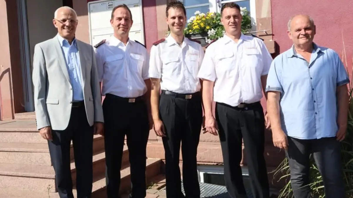 Bürgermeister Fritz Link freut sich mit dem stellvertretenden Kommandanten der Gesamtwehr Michael Fuss, dem scheidenden Abteilungskomman-danten Frank Kammerer und Ortsvorsteher Freddy Staiger das durch Martin Schwarzwälder, Mitte ein Nachfolger gefunden wurde.