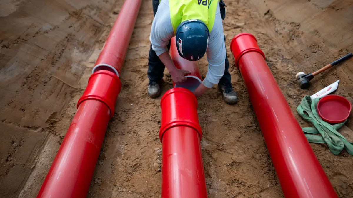 Baustelle - Stromverbindung von Amprion in Rhede: ARCHIV - 10.04.2025, Nordrhein-Westfalen, Rhede: Zwei Kabelschutzrohre werden in einem Kanal der Erdkabeltrasse A-Nord in Rhede verbunden. Die 300 Kilometer lange Stromverbindung von Amprion wird zukünftig zwei Gigawatt an Windstrom vom ostfriesischen Emden bis ins nordrhein-westfälische Meerbusch-Osterath transportieren. (zu dpa: «RWE will Mehrheit an Übertragungsnetzbetreiber Amprion») Foto: Fabian Strauch/dpa +++ dpa-Bildfunk +++
