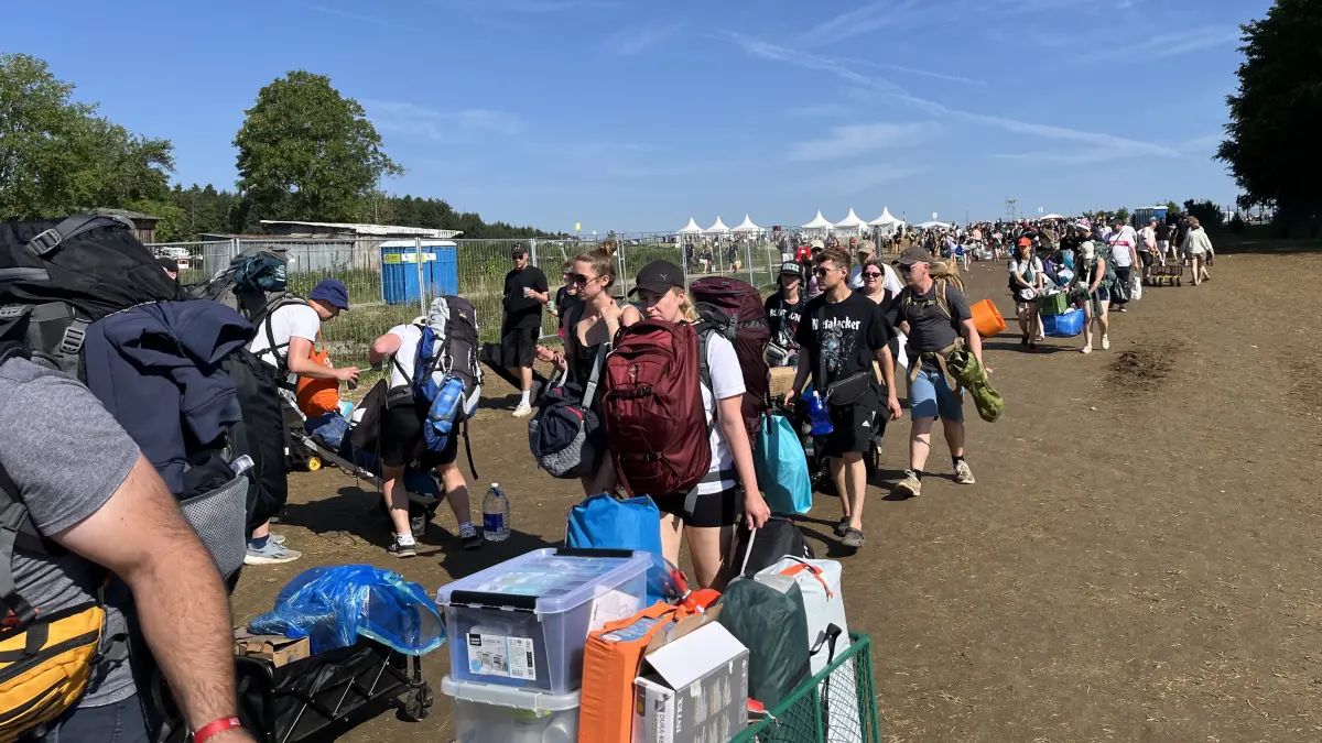 Tausende Besucher reisen nach drei Tagen Southside-Festival wieder ab.