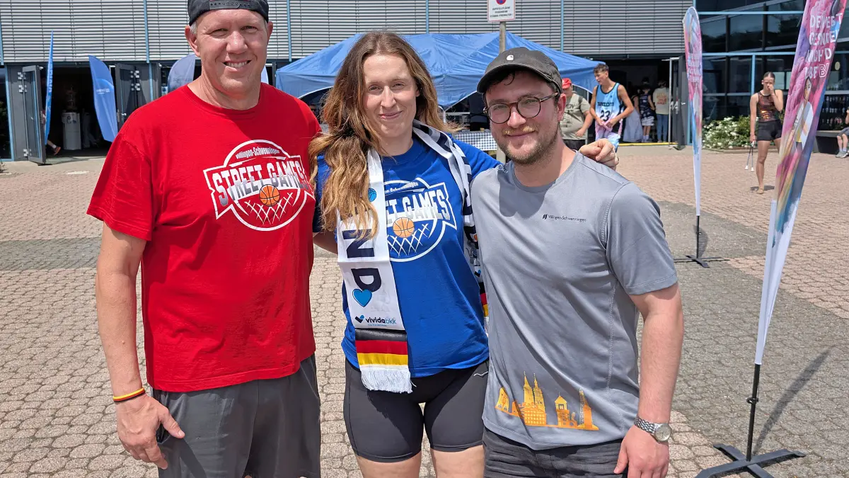 Bei Jürgen Fischer von der Vivida BKK (von links), Felicitas Heinrich und Jonas Hilsenbeck vom Amt für Jugend, Bildung, Integration und Sport (JuBIS) der Stadt Villingen‑Schwenningen liefen alle Fäden der Street Games zusammen. Das Trio war mit der Veranstaltung sehr zufrieden.