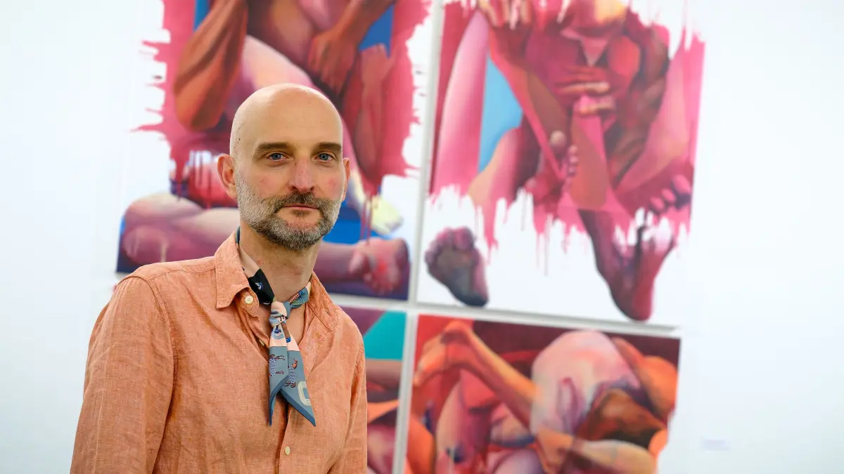 Matija Pišpek vor einer Werkauswahl seiner Ausstellung „Smash“ im Albstädter Kunstmuseum.