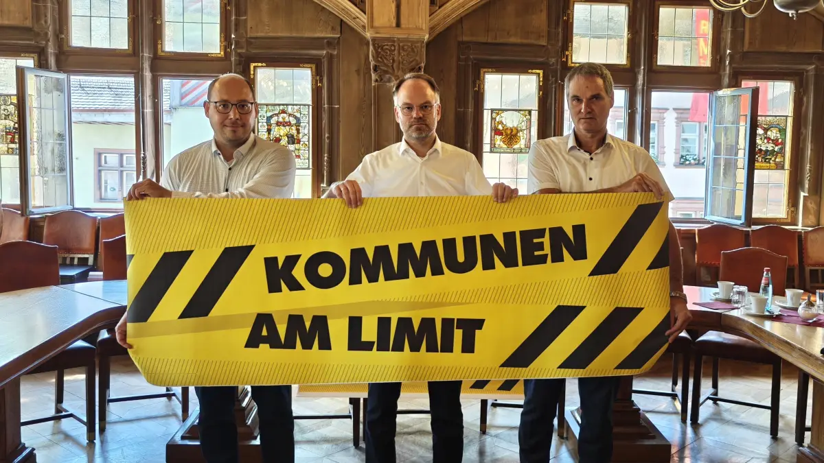Christian Ruf (Rottweils Oberbürgermeister und CDU-Kreisrat, von links), Landrat Christoph Keckeisen und Markus Huber (Dornhans Bürgermeister, FWV-Kreisrat und Vorsitzender Kreisverband Rottweil des Gemeindetags Baden-Württemberg) warnen angesichts der prekären wirtschaftlichen Lage vor schwerwiegenden Folgen.