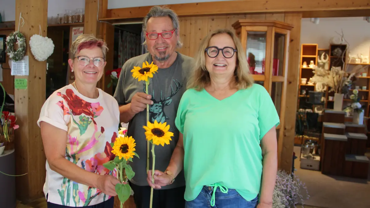Freuen sich, dass die Zukunft vom Blumenhaus Schopfer in Schwenningen geregelt ist: (von links) Bettina Schäfer sowie Michael und Helga Schopfer