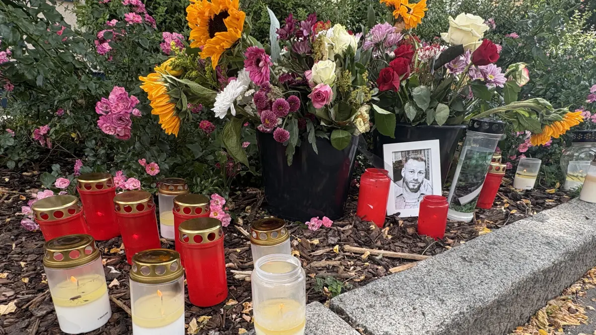 Mit Blumen und Kerzen wird an das Opfer erinnert.