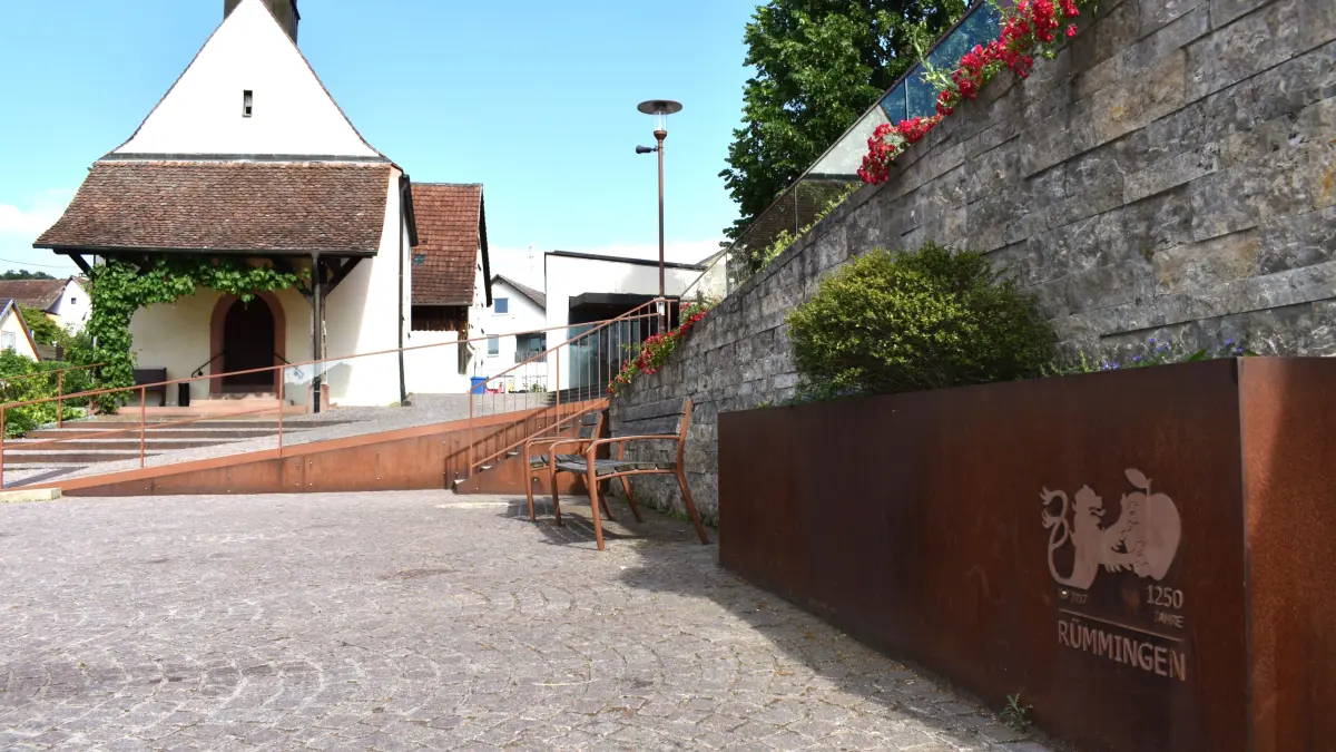 Manche finden den Dorfplatz schön, andere zu versiegelt und zu wenig grün.