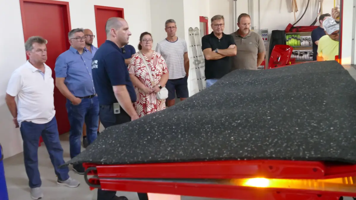 Interessiert folgt der Gemeinderat den Ausführungen von Kommandant Ralf Laufer zu den Funktionen des neuen Gerätewagens Transport.