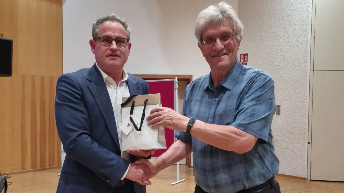 Hannes Schneider (rechts) nahm den Dank von Bürgermeister Dirk Harscher für sein langjähriges Engagement als Vorsitzender des Stadtseniorenrats entgegen.