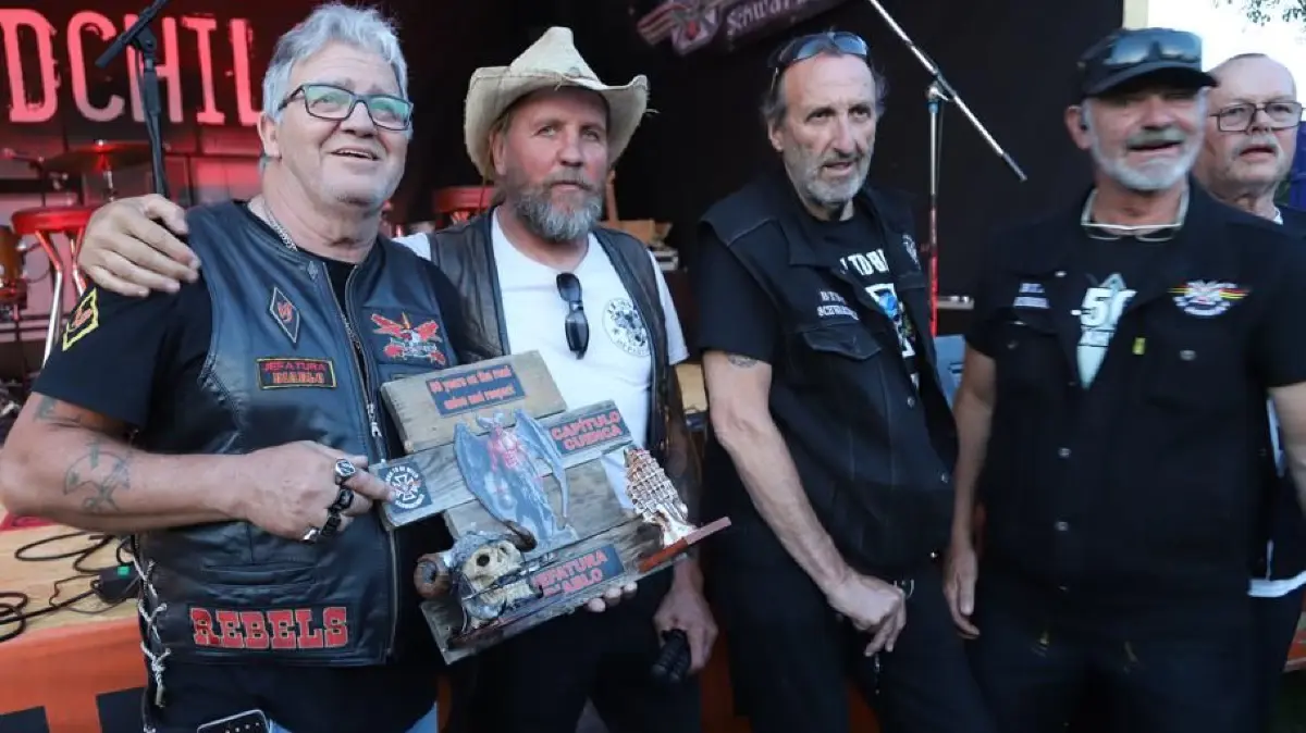 Der spanische Motorradclub „Rebels“ überbringt den „Borns“ aus dem Schwarzwald ein besonders Geschenk.