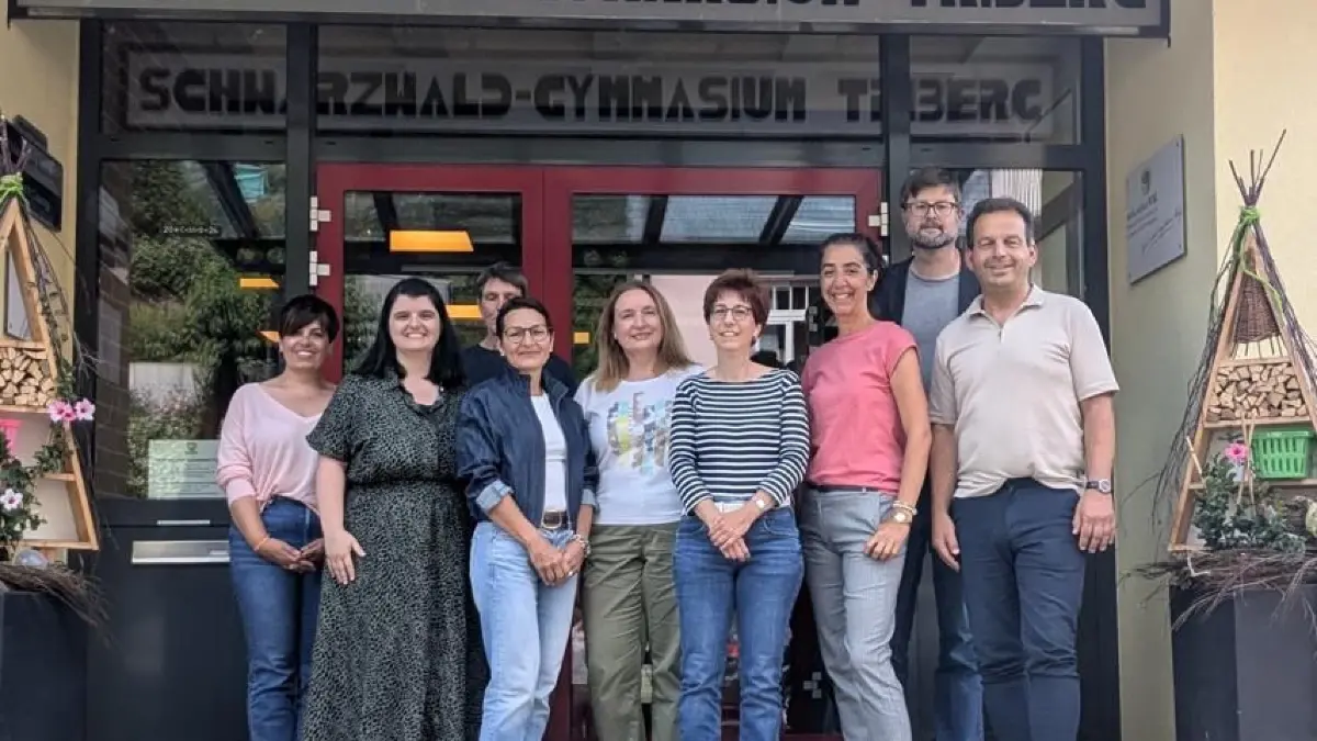 Strahlende Gesichter bei der Jahreshauptversammlung des SGT-Freundeskreises (von links): Beisitzerin Natascha Hoch, Kassenprüferin Birgit Hehl, Beisitzerin Beate Effinger, Kassenprüferin Ulrike Stockburger, die beiden scheidenden Kassenprüferinnen Andrea Schwer und Patricia Sickinger, zweite Vorsitzende Francesca Hermann, Schulleiter und Schriftführer Oliver Kiefer und der erste Vorsitzende Josef Spath.
