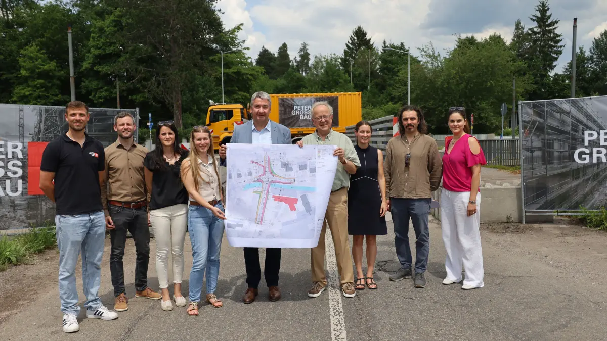 Ab August 2027 soll der Verkehr an der Kreuzung Peterzeller/Kirnacher-Straße in Villingen wieder laufen. Bürgermeister Detlev Bührer und Vertreter des Ingenieurbüros Weber, der Baufirma Peter Groß und des Grünflächen- und Hochbauamtes gaben den Startschuss für die Baustelle.
