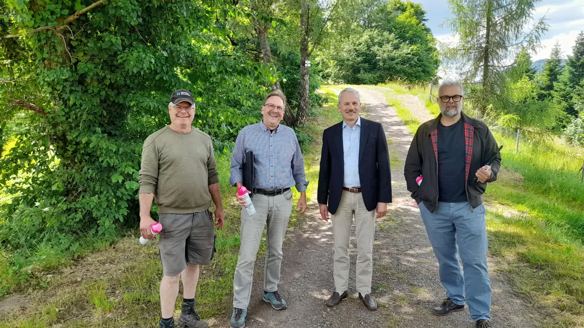 von links:Bei der Begehung des Schloßbergareales waren Martin Pfau (Schuler Garten und Landschaftsbau GmbH & Co. KG), Klaus-Bernd Schuler (Schuler Garten und Landschaftsbau GmbH & Co. KG), Thomas Haas (Bürgermeister Stadt Schiltach), Harald Sailer (Sailer Landschaftsarchitektur GmbH) dabei!