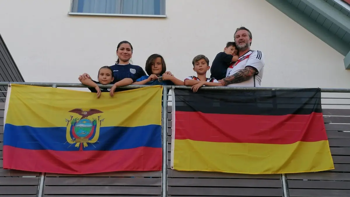 Familie Merk Romero aus Rosenfeld freut sich auf die Partie Deutschland gegen Ecuador.