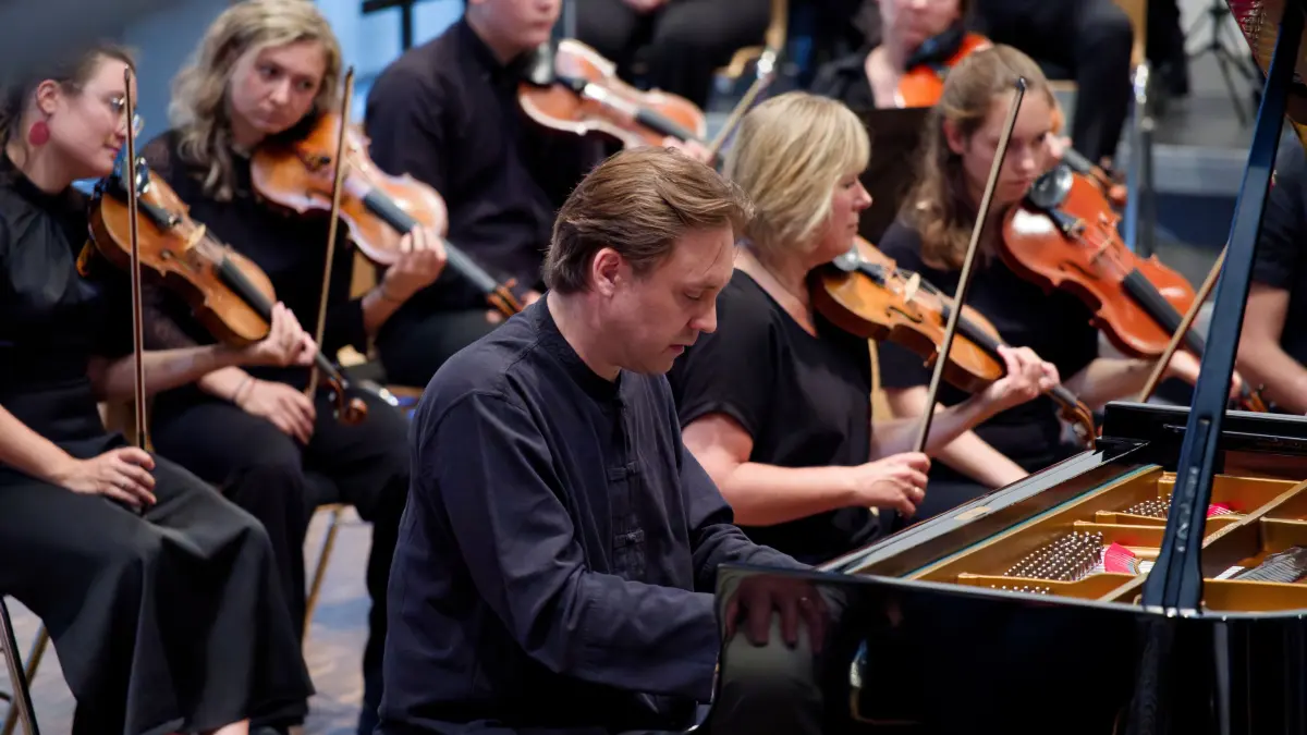 Der international erfolgreiche Pianist Florian Uhlig und das Musiksommerorchester unter der Leitung von Christof Harr sind seit vielen Jahren ein eingespieltes Team im Altensteiger Musiksommer.