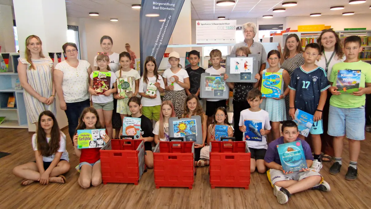 Die Klasse 4b der Grund- und Werkrealschule um Lehrerin Laura Fogarizzu konnte in der Stadtbibliothek erstmals die neuen Themenbücherkisten in Augeschein nehmen. Andreas Nachbaur von der Bürgerstiftung und Bibliothekarsleiterin Liselotte Banhardt erläuterten das Buchprojekt.