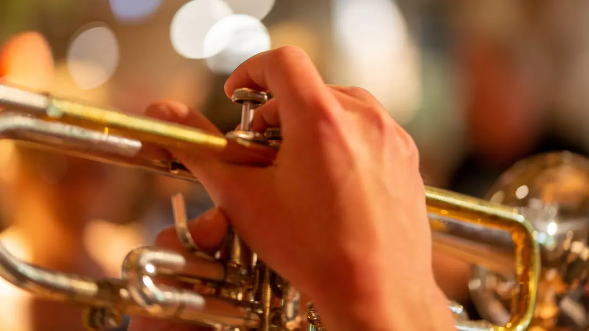 Livekonzert: SYMBOLBILD - 15.06.2023, Berlin: Ein Musiker spielt Trompete bei einem Live-Auftritt in stimmungsvollem Ambiente. (zu dpa: «Musikfest bringt vergessene Komponisten zurück auf die Bühne») Foto: Fernando Gutierrez-Juarez/dpa +++ dpa-Bildfunk +++