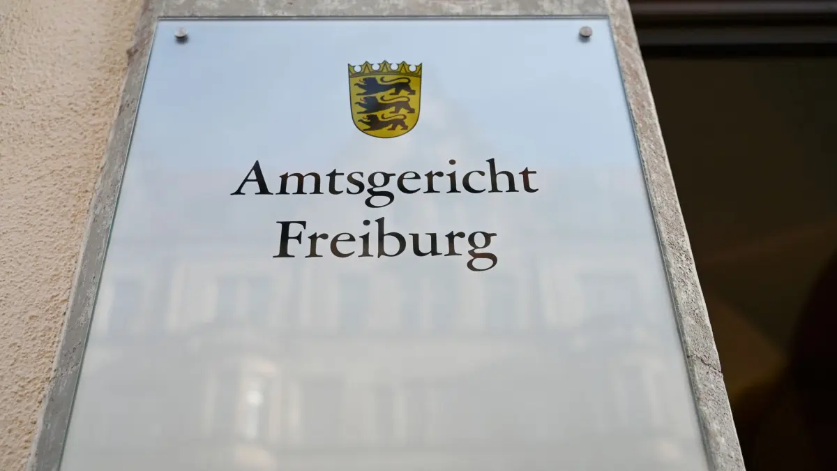 Amtsgericht Freiburg: ARCHIV - 18.12.2025, Baden-Württemberg, Freiburg: Ein Schild mit der Aufschrift «Amtsgericht Freiburg» hängt an einer Fassade. (zu dpa: «Exhibitionist zu Freiheitsstrafe auf Bewährung verurteilt») Foto: Katharina Kausche/dpa +++ dpa-Bildfunk +++