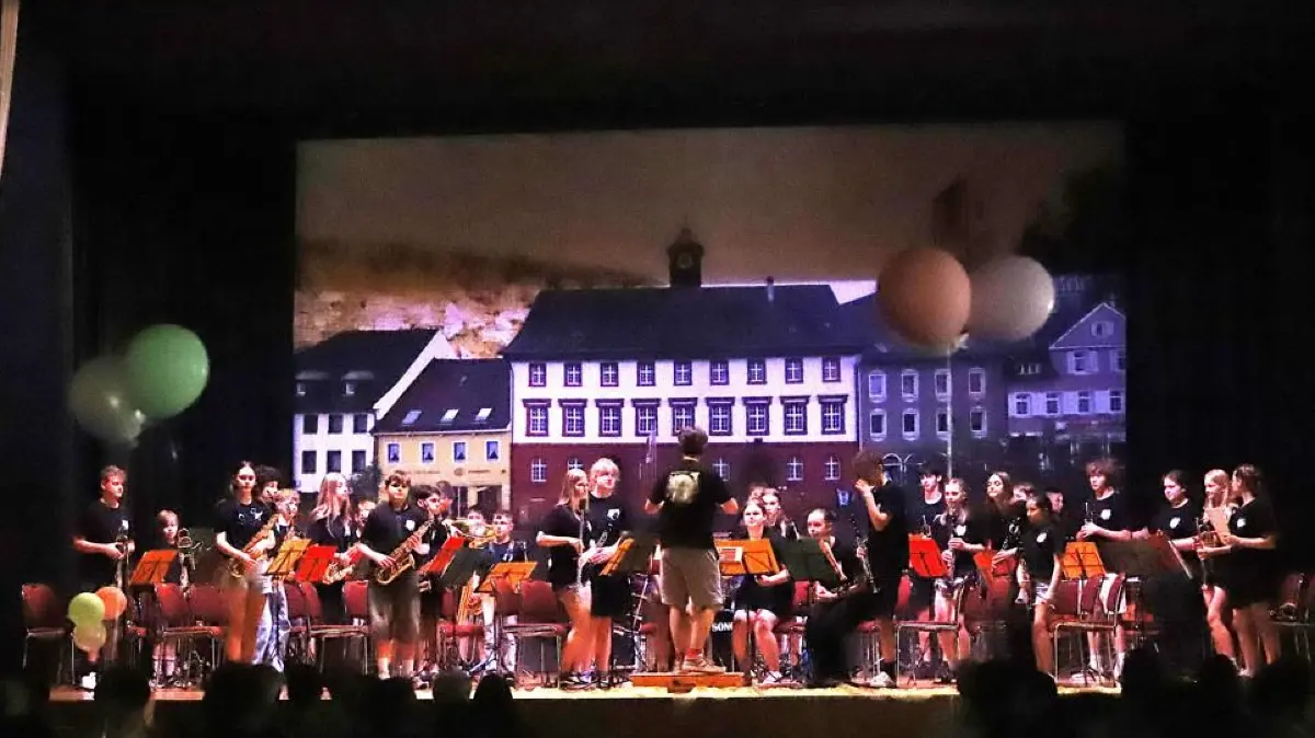Unter der Leitung von Hansjörg Hilser beweisen die jungen Musikerinnen und Musiker aus Triberg, Nußbach und Gremmelsbach ihr Können.