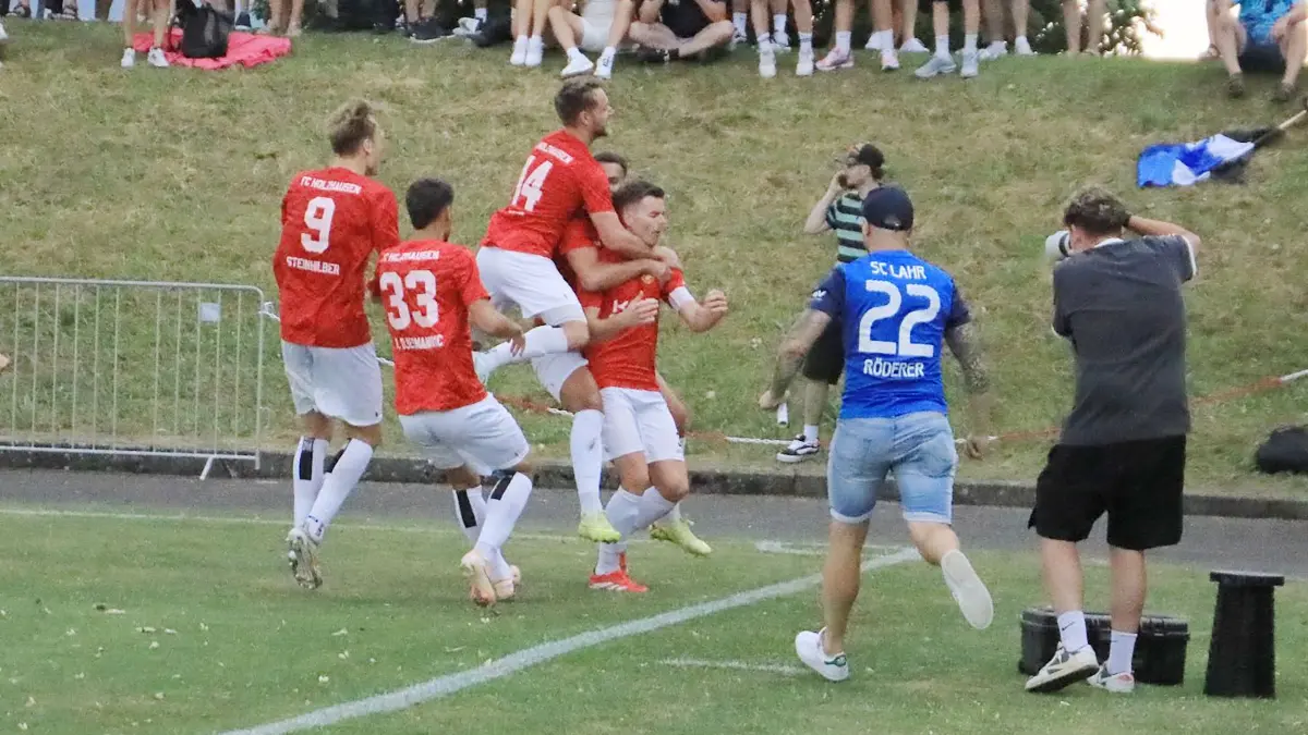 Der FC Holzhausen bejubelt den Ausgleichstreffer von Lars Czerwonka.